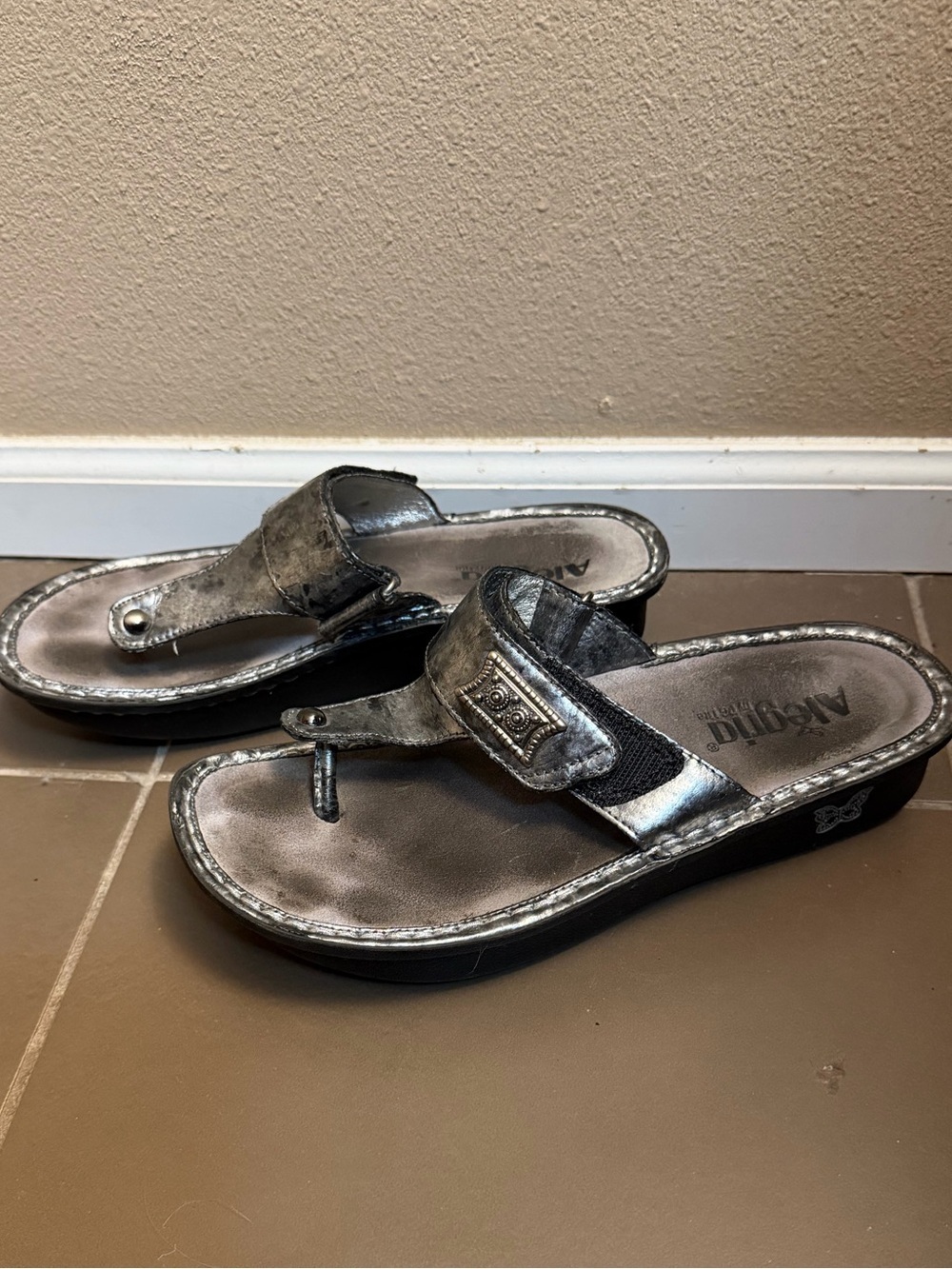 ALEGRIA Gray Carina Pewter Leather Comfort Thong Sandal Size 39 US 9 Silver - Picture 14 of 15